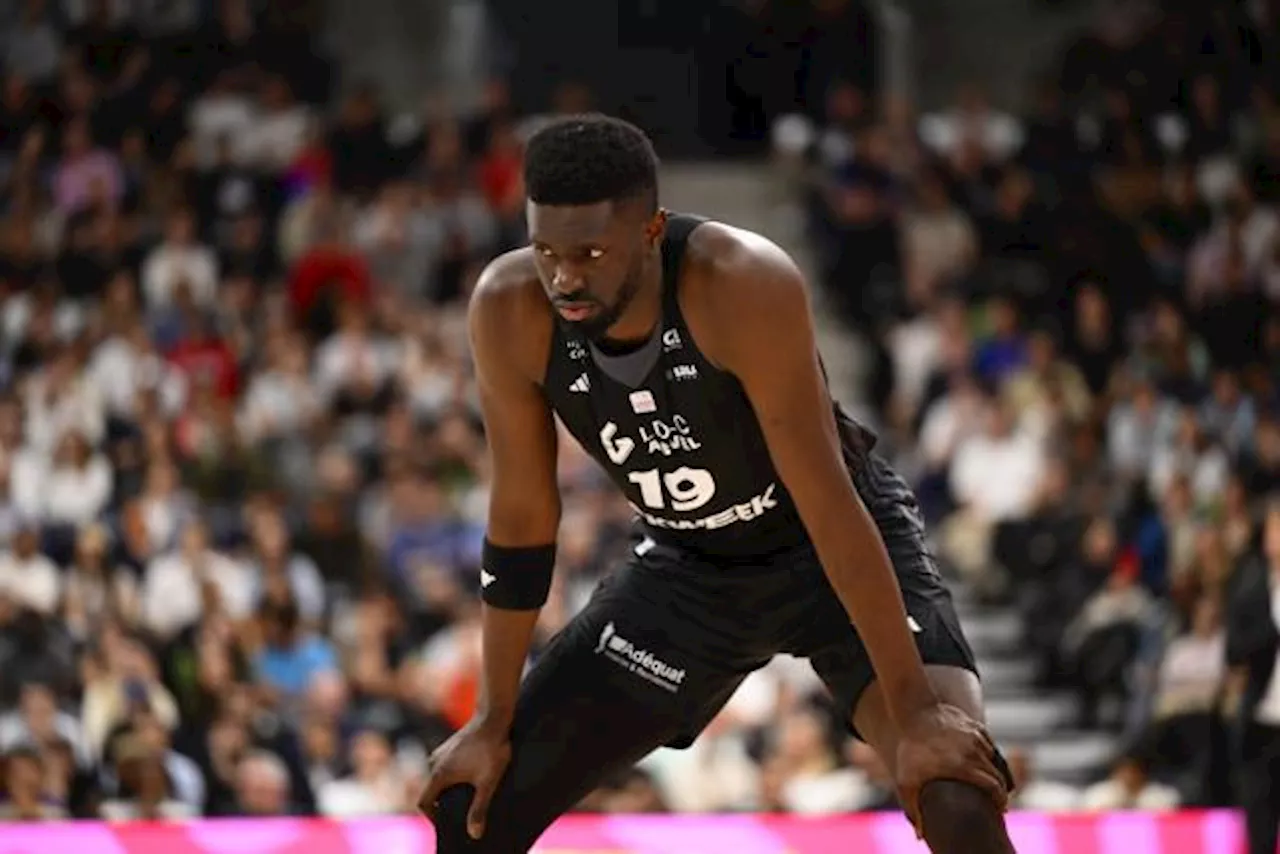 Paris ne comprend pas l'absence d'examen disciplinaire après la faute disqualifiante de Fall (Asvel)