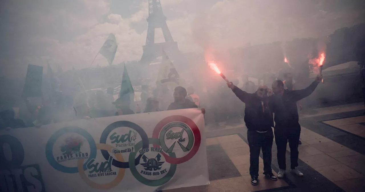 Paris 2024 : avec les cheminots, contre-jour, fumigènes et bras de fer olympique