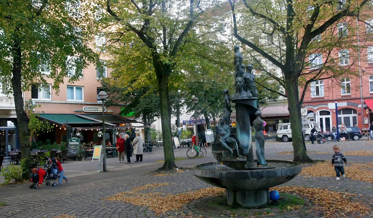 Platz wird gesperrt: Große Linde fällt mittags auf zentralen Platz in der City!