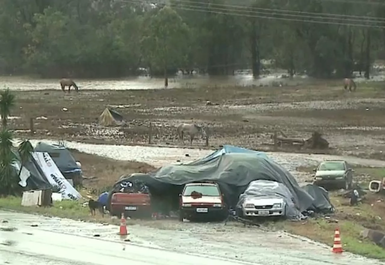 Com medo de saques, moradores de Porto Alegre acampam em acostamento de rodovia