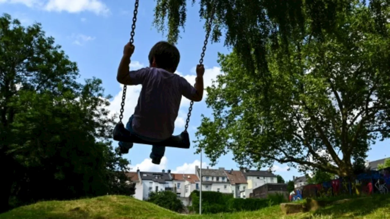 Familienministerkonferenz fordert Auszahlung von Elterngeld an Pflegeeltern