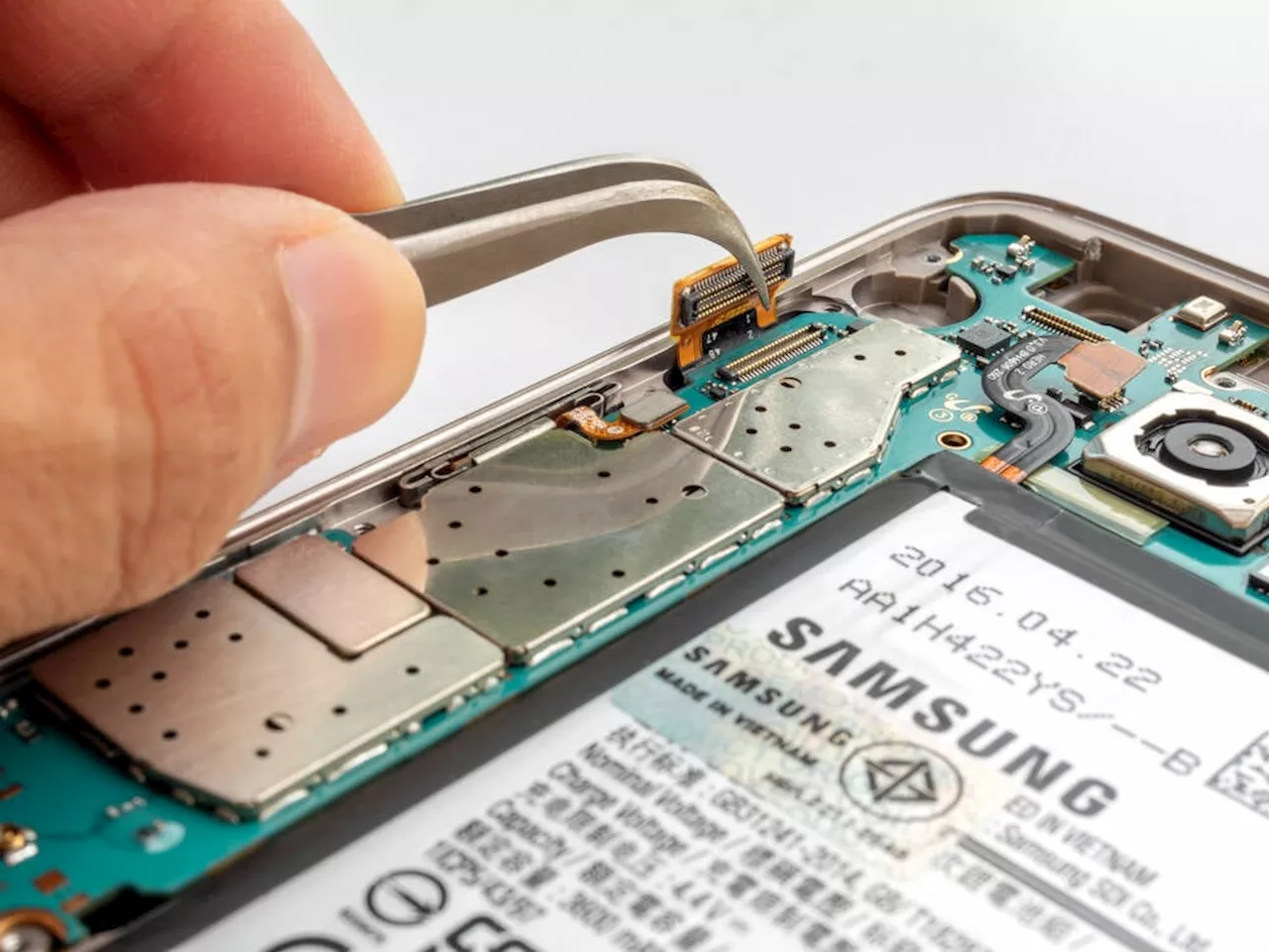 iFixit divorces Samsung over lack of real commitment to DIY repair program