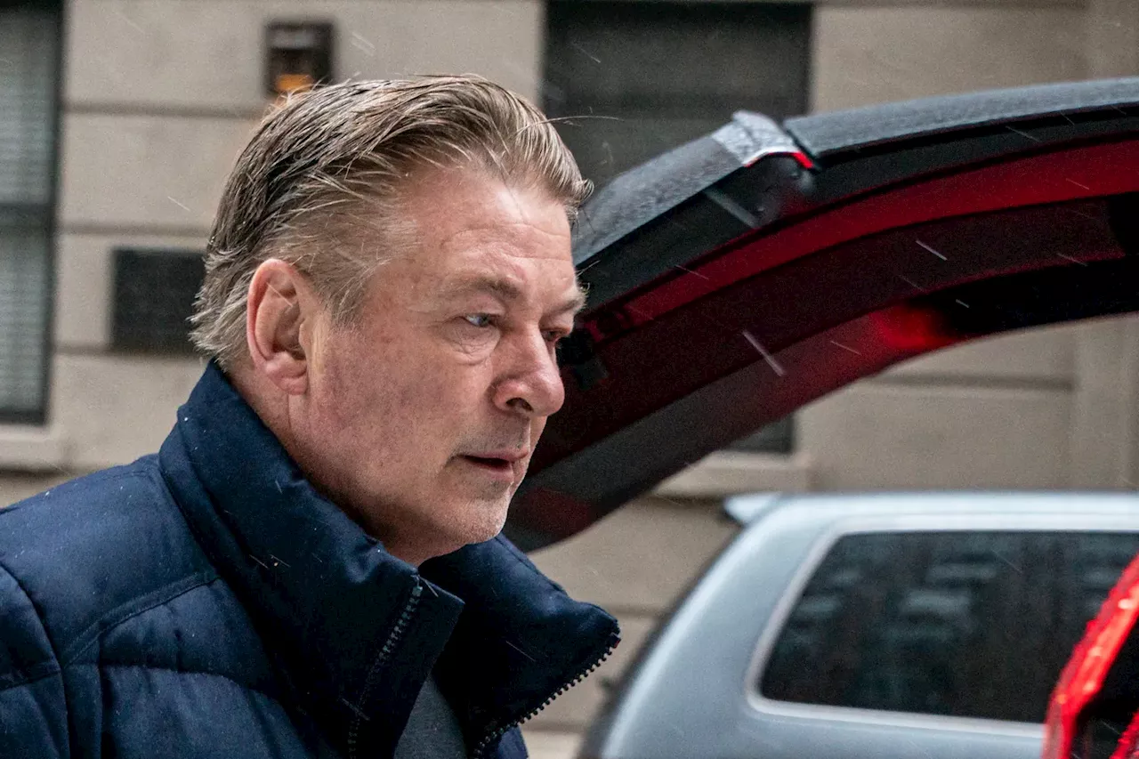 Drapstiltale mot Alec Baldwin blir stående