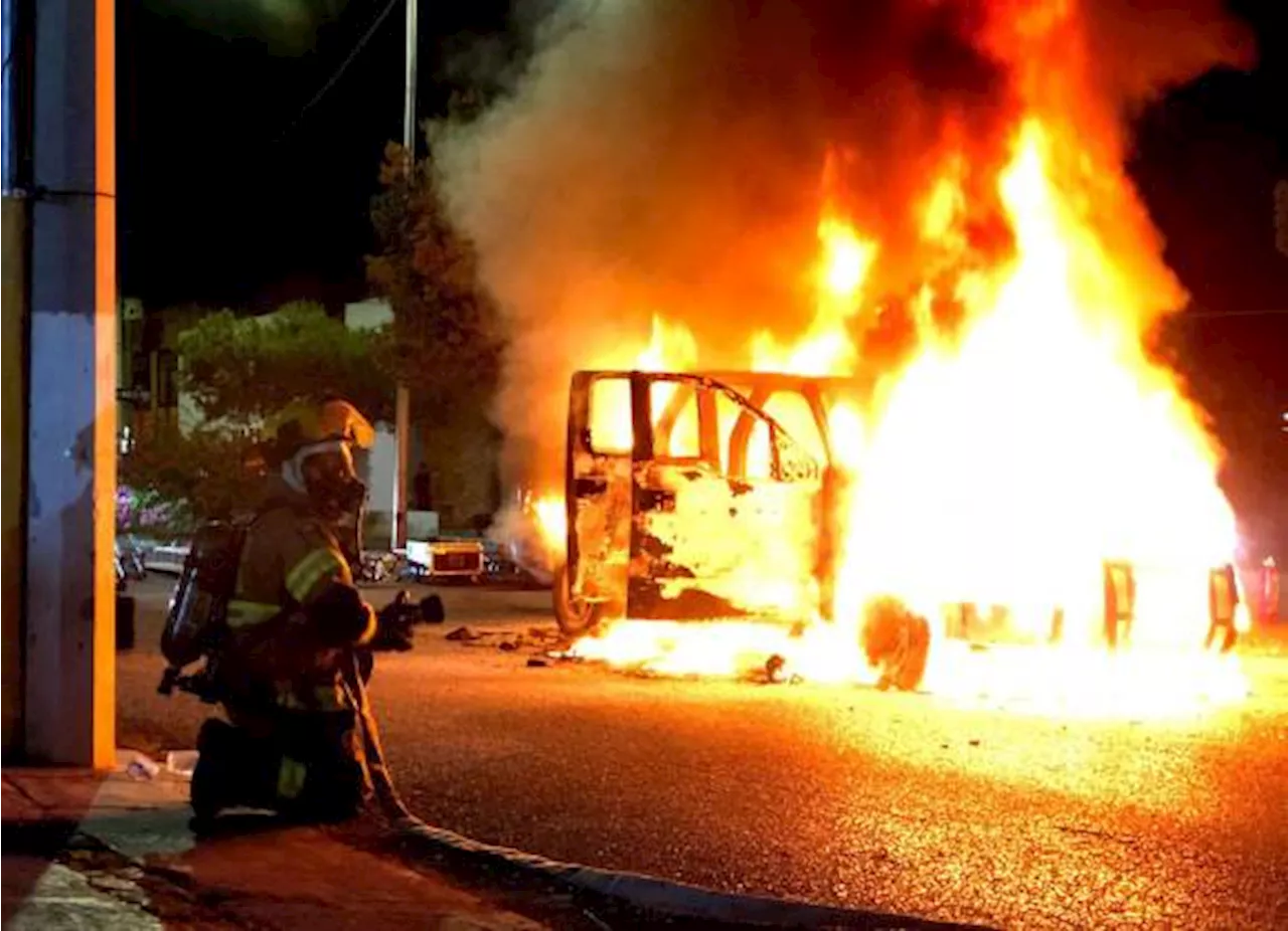 Camioneta de sonidero termina en llamas debido a una falla mecánica, al norte de Saltillo