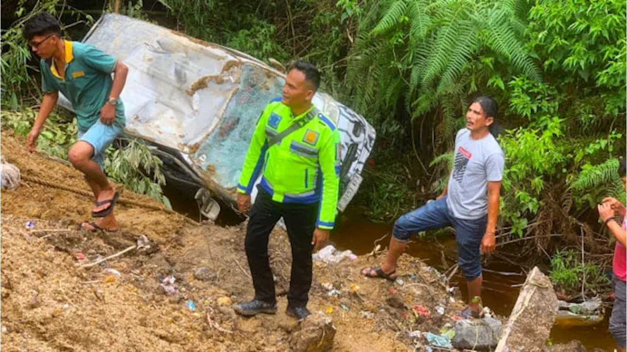 Ambulans Bawa Jenazah Bayi Terjun ke Jurang, 4 Luka-luka