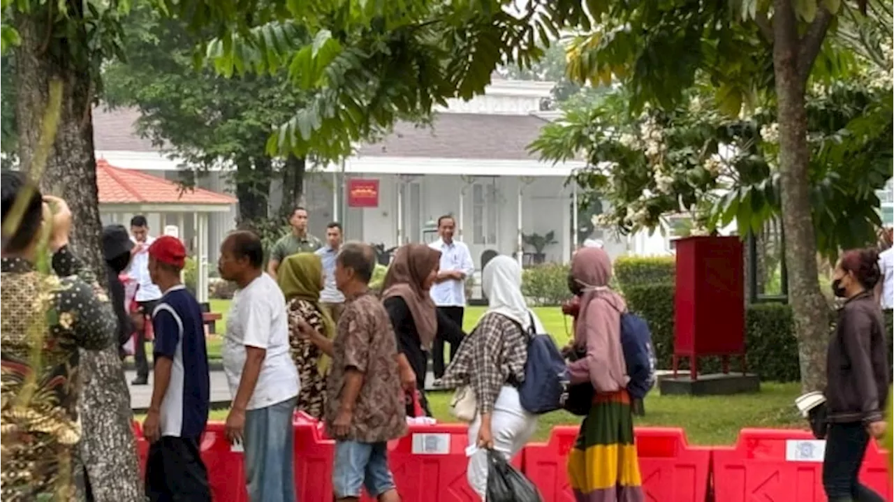 Presiden Jokowi Bagi-bagi Sembako di Gedung Agung Yogyakarta