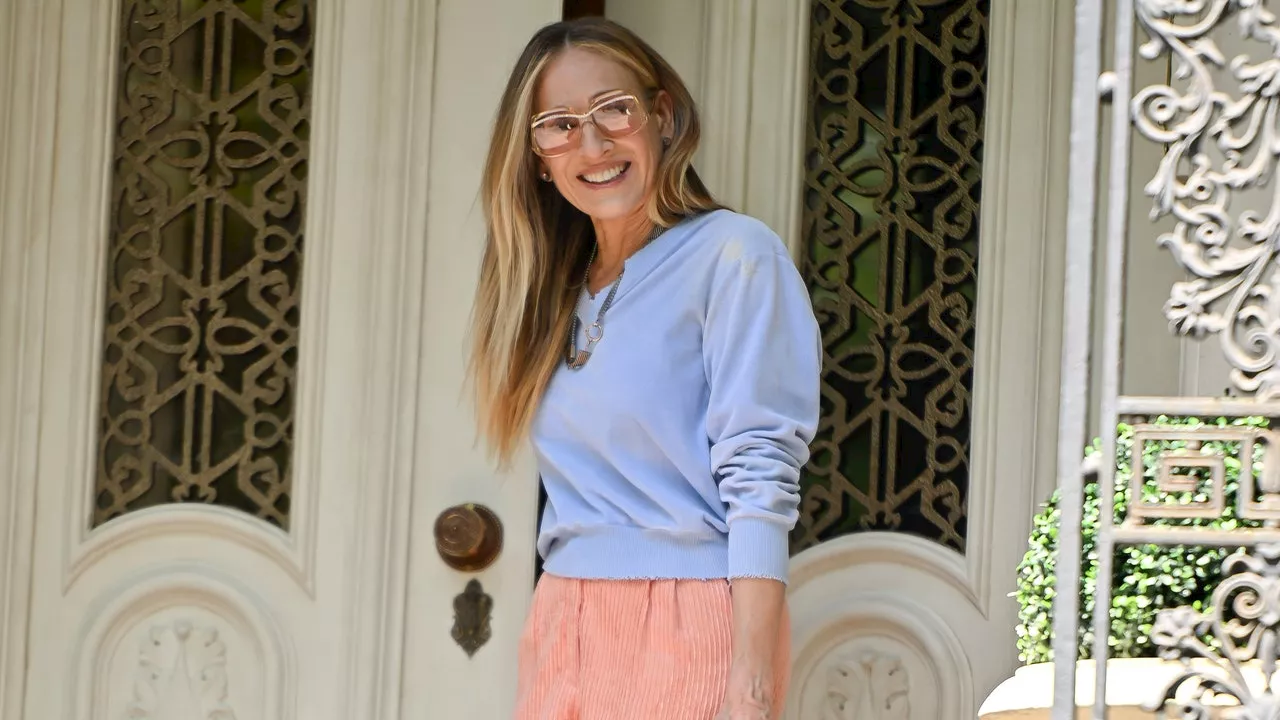 Sarah Jessica Parker luce perfecta en pantalones split hem y sandalias de tacón