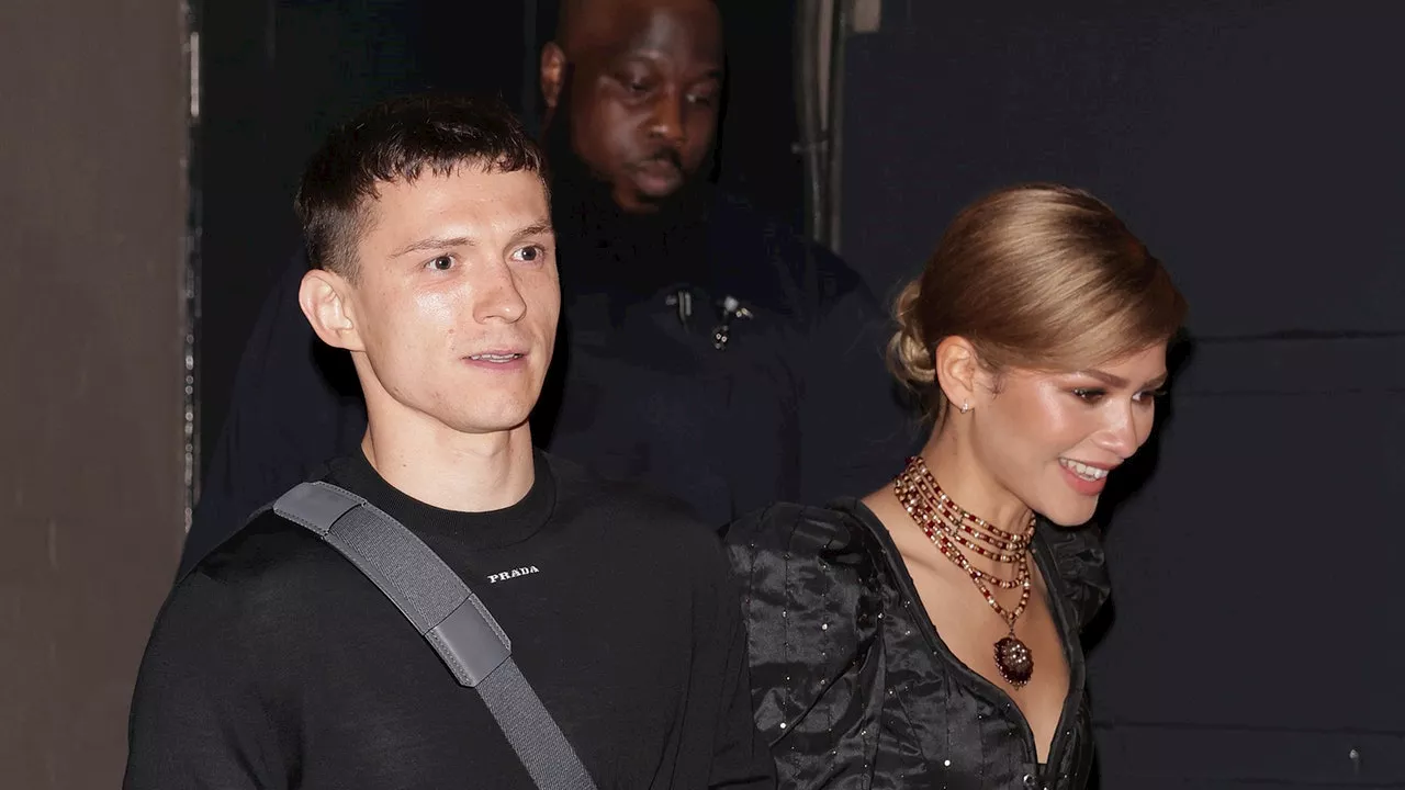 Zendaya luce un vestido negro estilo isabelino para ver a Tom Holland en Romeo y Julieta