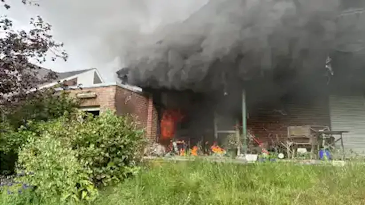 Löscheinsatz in Stendorf: Feuer greift von Garage auf Haus über