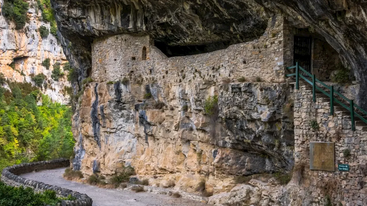 La sorprendente ermita incrustada en una montaña dentro de un parque nacional de Huesca