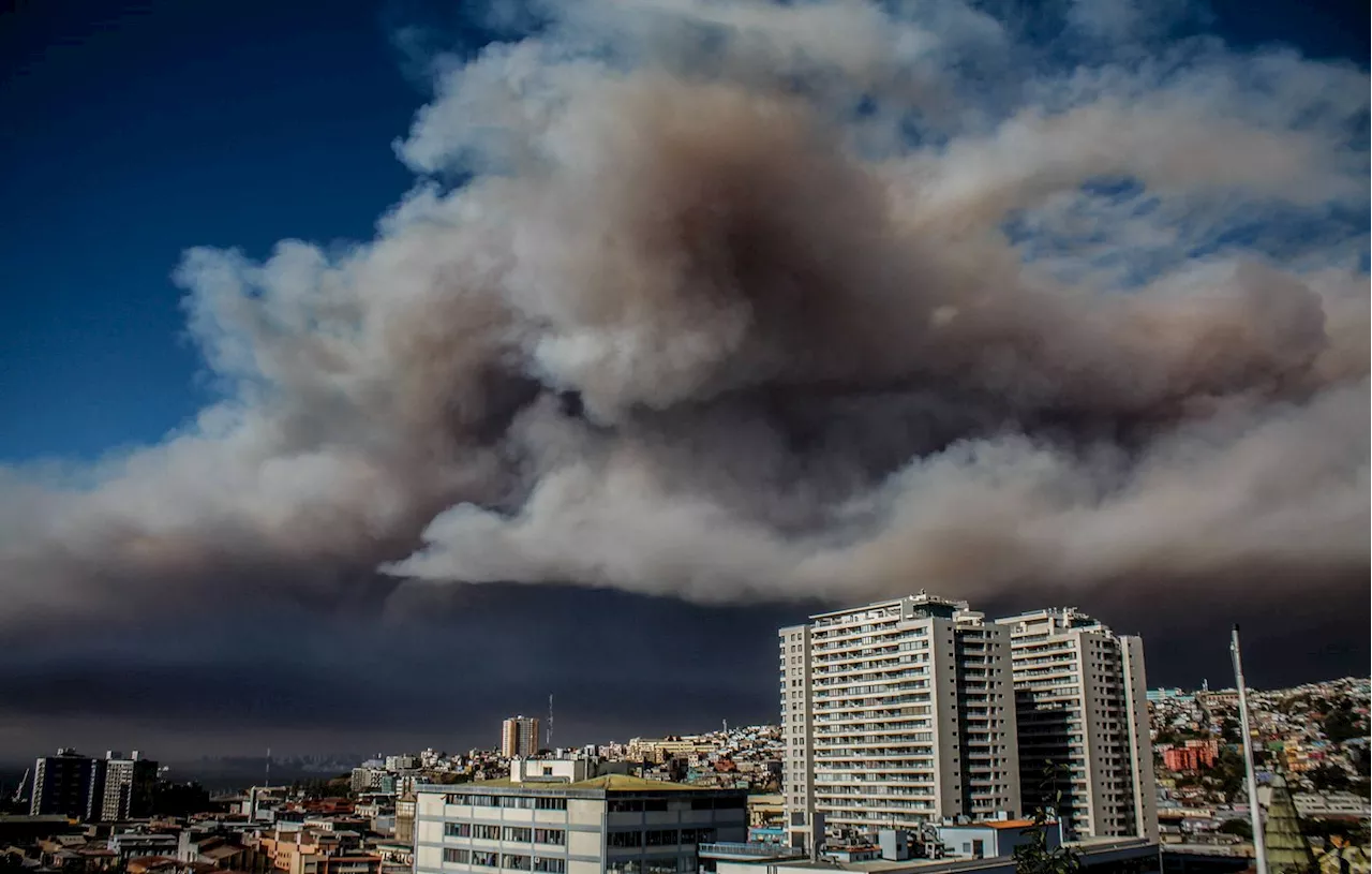 Chili : Un pompier soupçonné d’avoir causé un méga incendie a été arrêté par les autorités