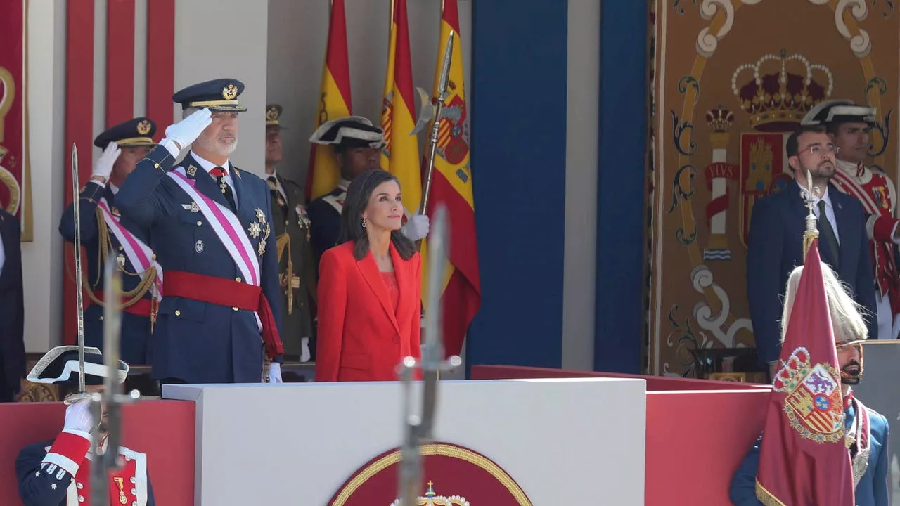 Los reyes presiden el desfile de las Fuerzas Armadas con la ausencia de la princesa Leonor