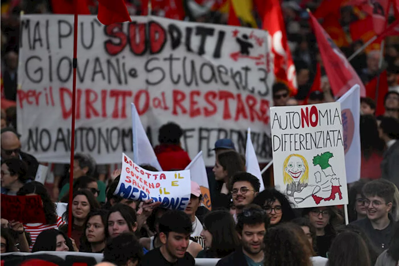 Studenti in piazza a Napoli, 'futuro dignitoso per tutti'