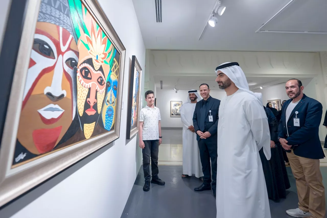 سالم بن عبدالرحمن القاسمي يفتتح معرض «أنا هنا»