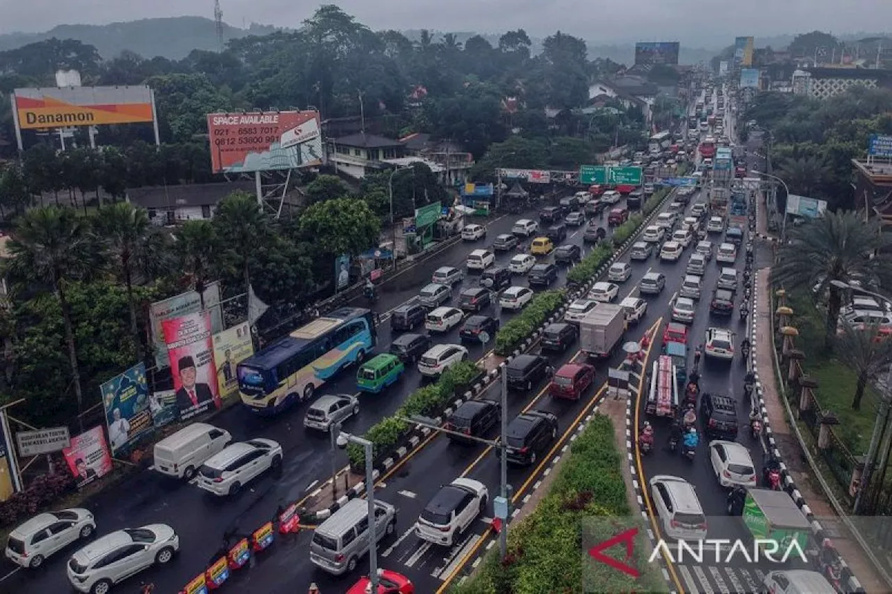 Sistem satu arah urai kemacetan akibat tingginya volume kendaraan menuju Puncak, Bogor