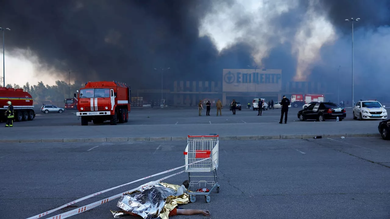 Charkiw in der Ukraine: Russen bombardieren Baumarkt mitten am Tag!