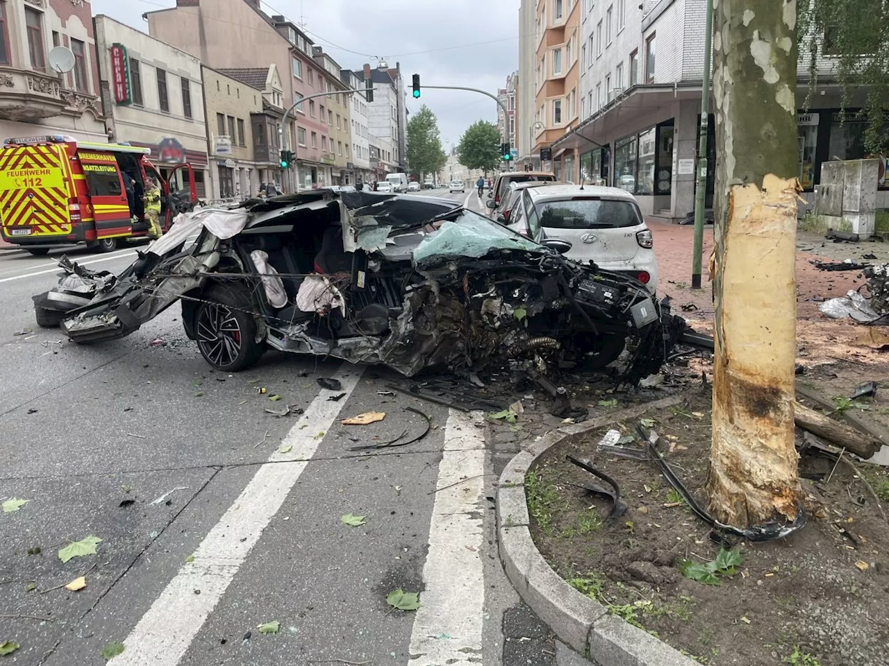 Pkw kollidiert mit Straßenbaum- ein Schwerverletzter