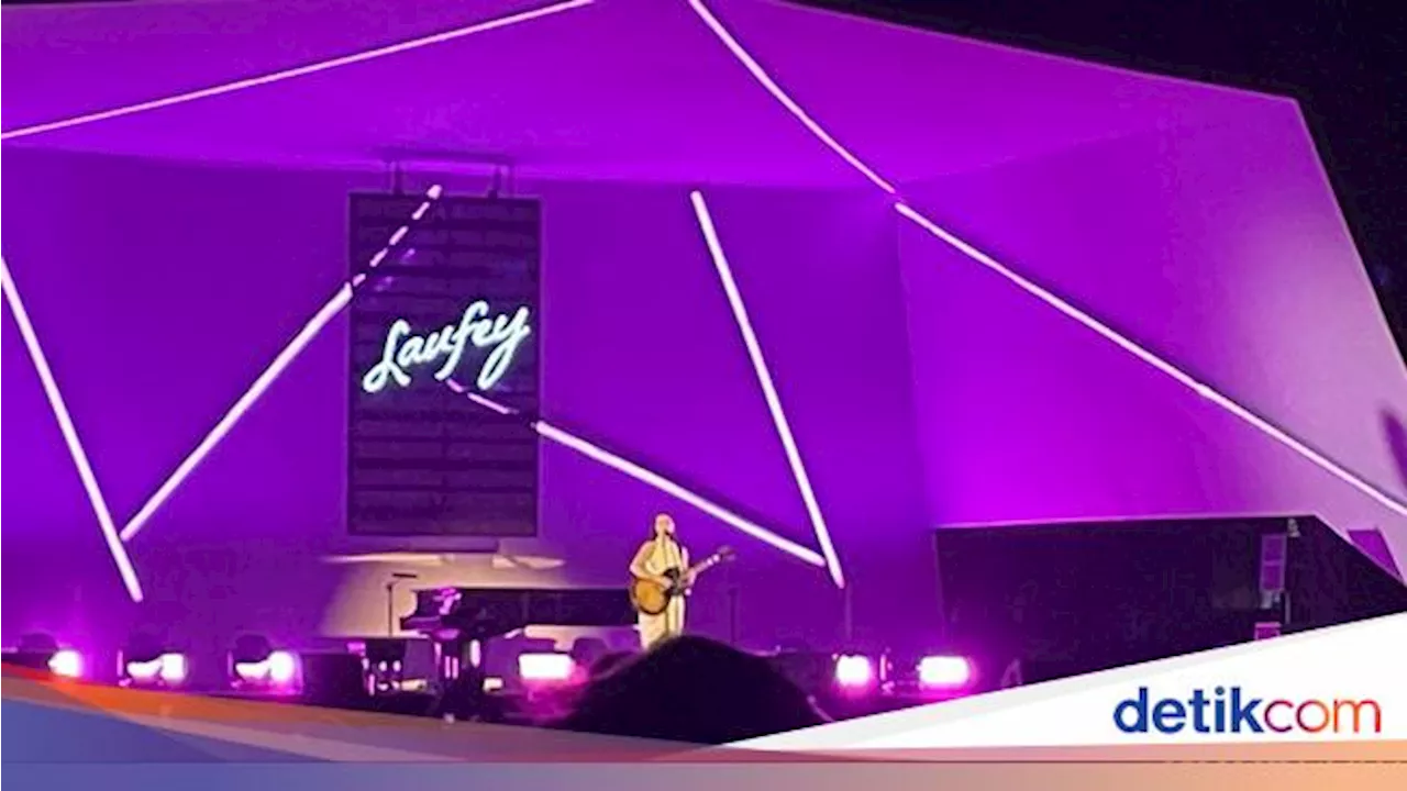 Gen Z Penuhi Area Stage Buat Nonton Laufey di BNI Java Jazz Festival 2024