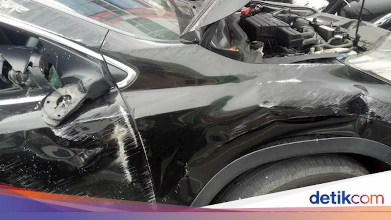 Heboh Anak Sekolah Bawa Mobil Tabrak Mobil Showroom di Medan