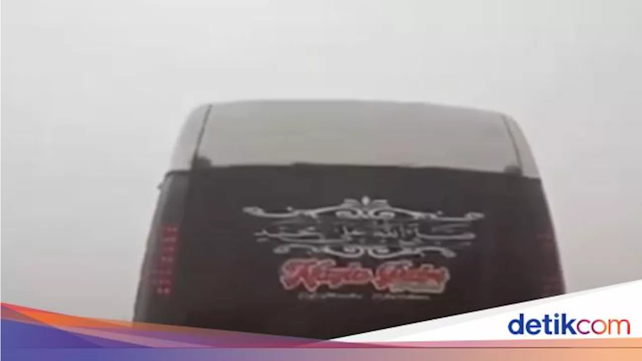 Viral Rombongan Elf Masuk Lautan Pasir Bromo