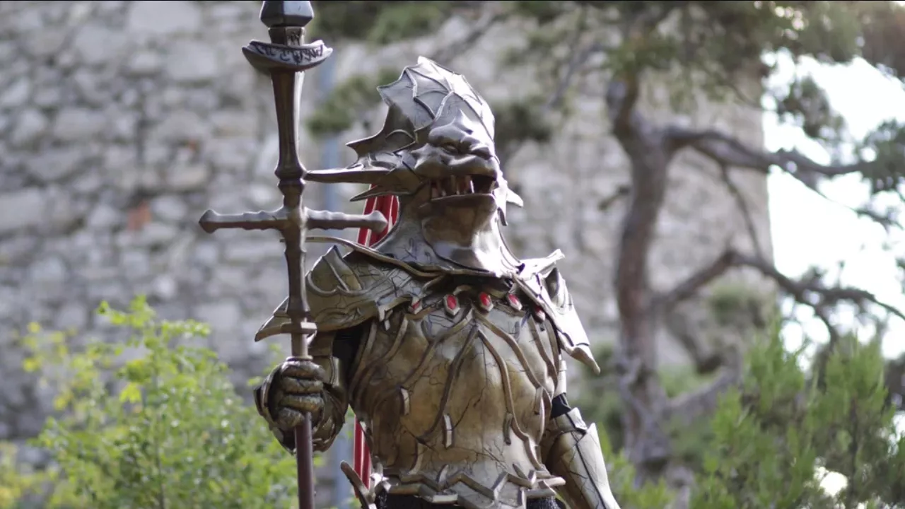 Dark Souls-Fan begeistert Community mit seinem Ornstein-Cosplay - Sieht aus wie eine Action-Figur