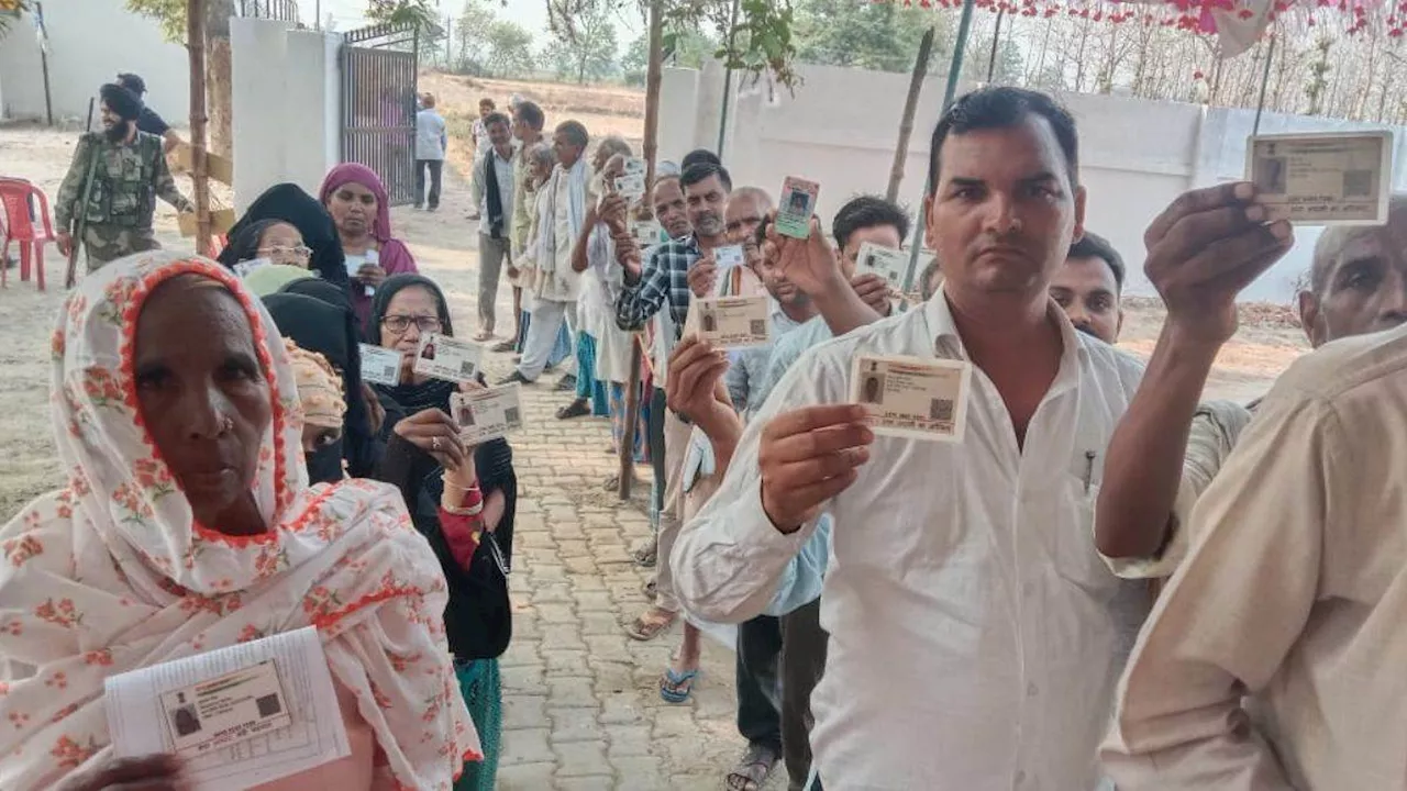 Basti Lok Sabha Election: बस्ती में मॉक पोल के बाद बदली गई ईवीएम, मतदान के लिए लंबी लाइन