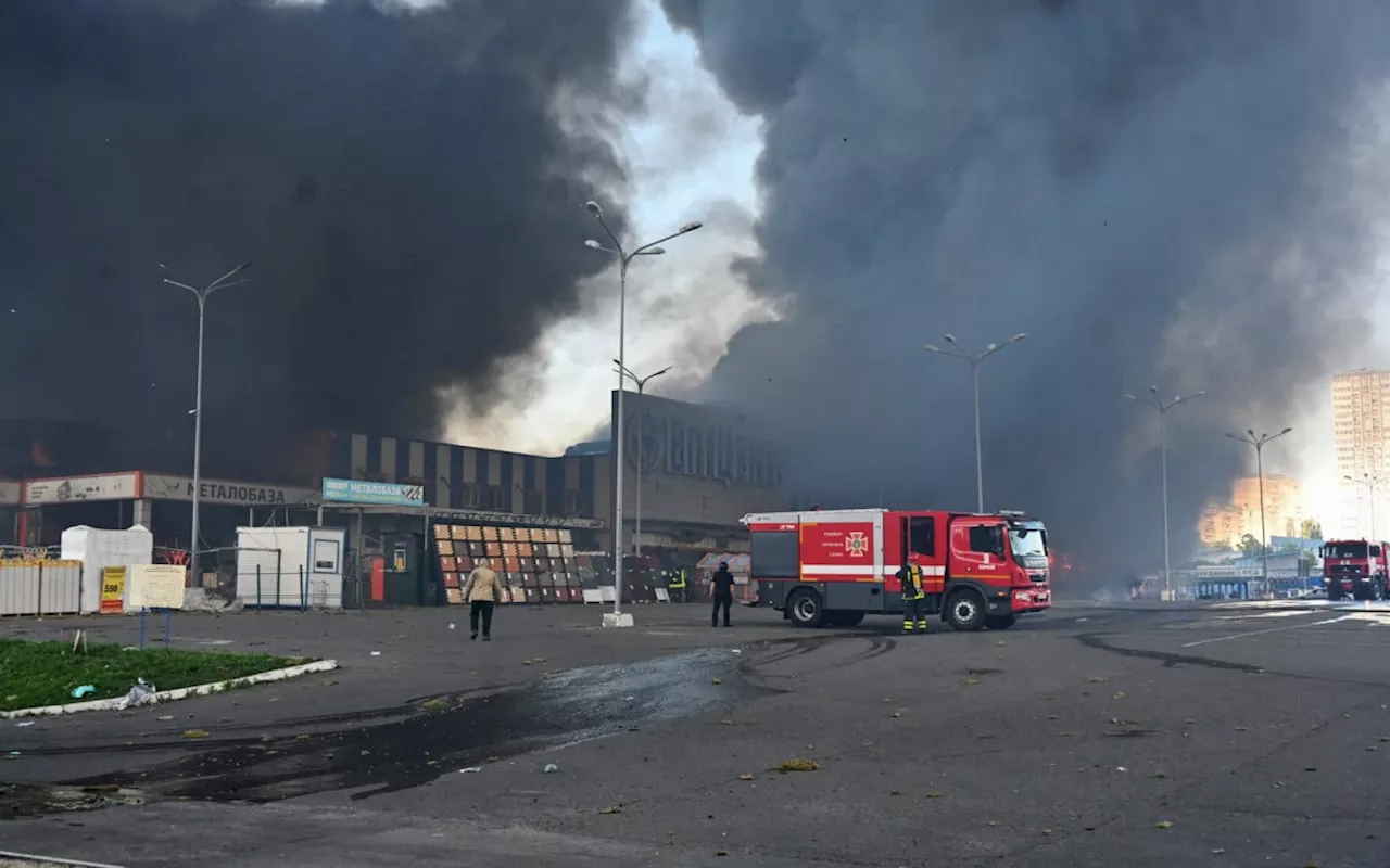 Pelo menos duas pessoas morrem após bombardeio russo a mercado em Kharkiv