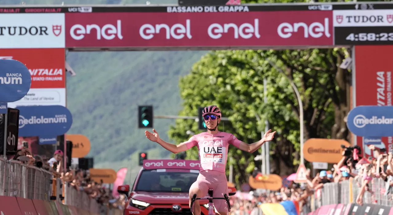 Giro d'Italia, Tadej Pogacar mostruoso anche sul monte Grappa: sesta vittoria e trionfo in maglia rosa