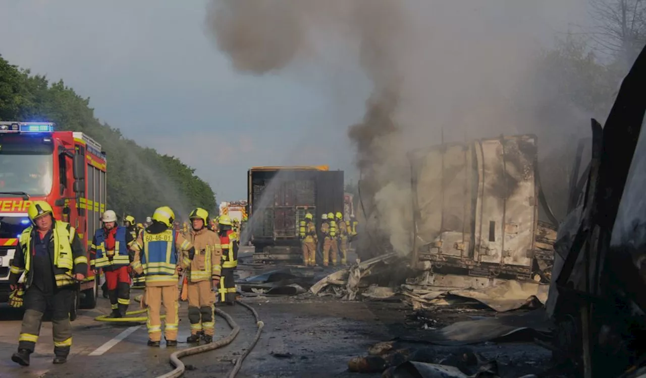 Drei Lastwagen in Flammen – Autobahn nahe Hamburg gesperrt