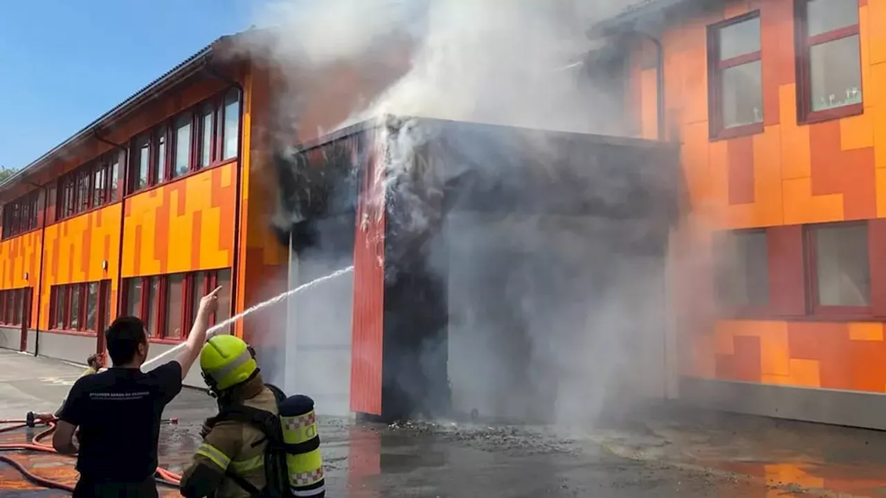 Det brenn på Rong skule: Brannvesenet fryktar spreiing