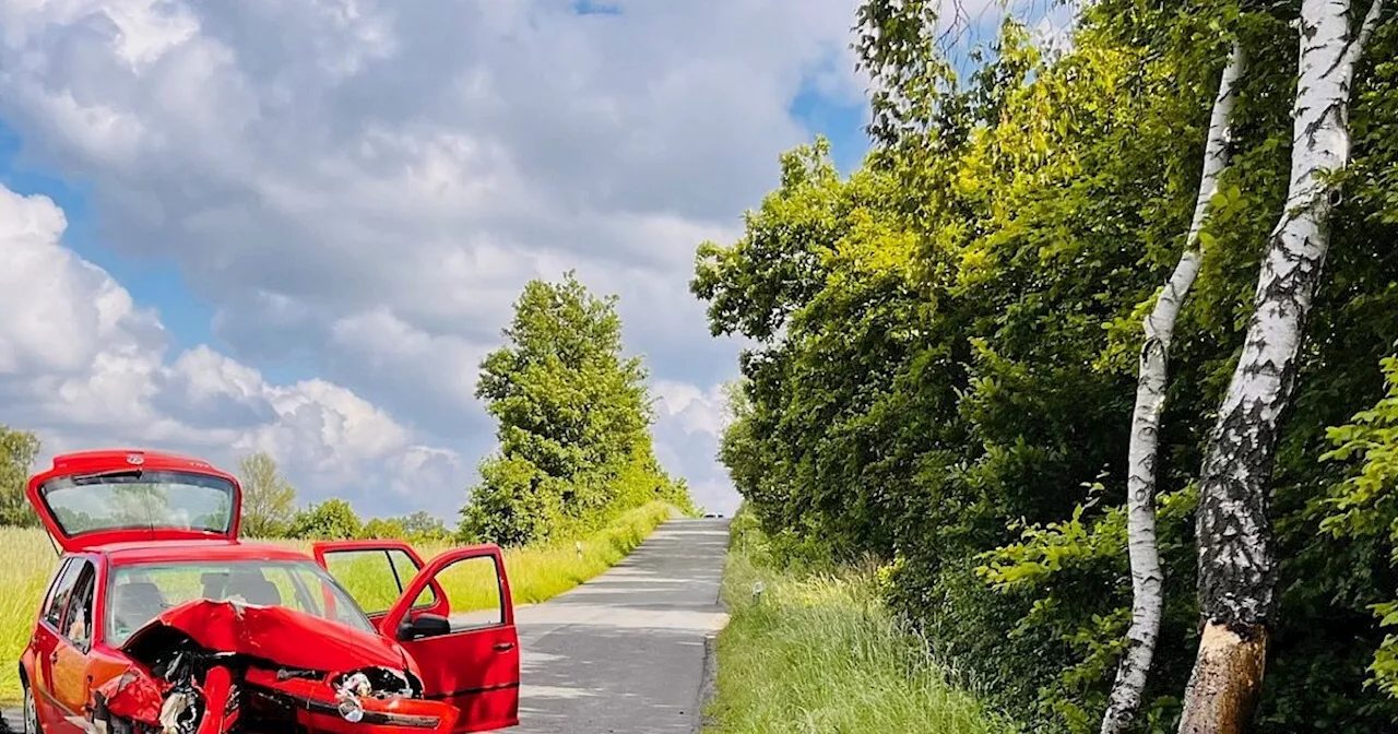 Auto prallt im Kreis Gütersloh gegen einen Baum - 33-Jährige schwer verletzt