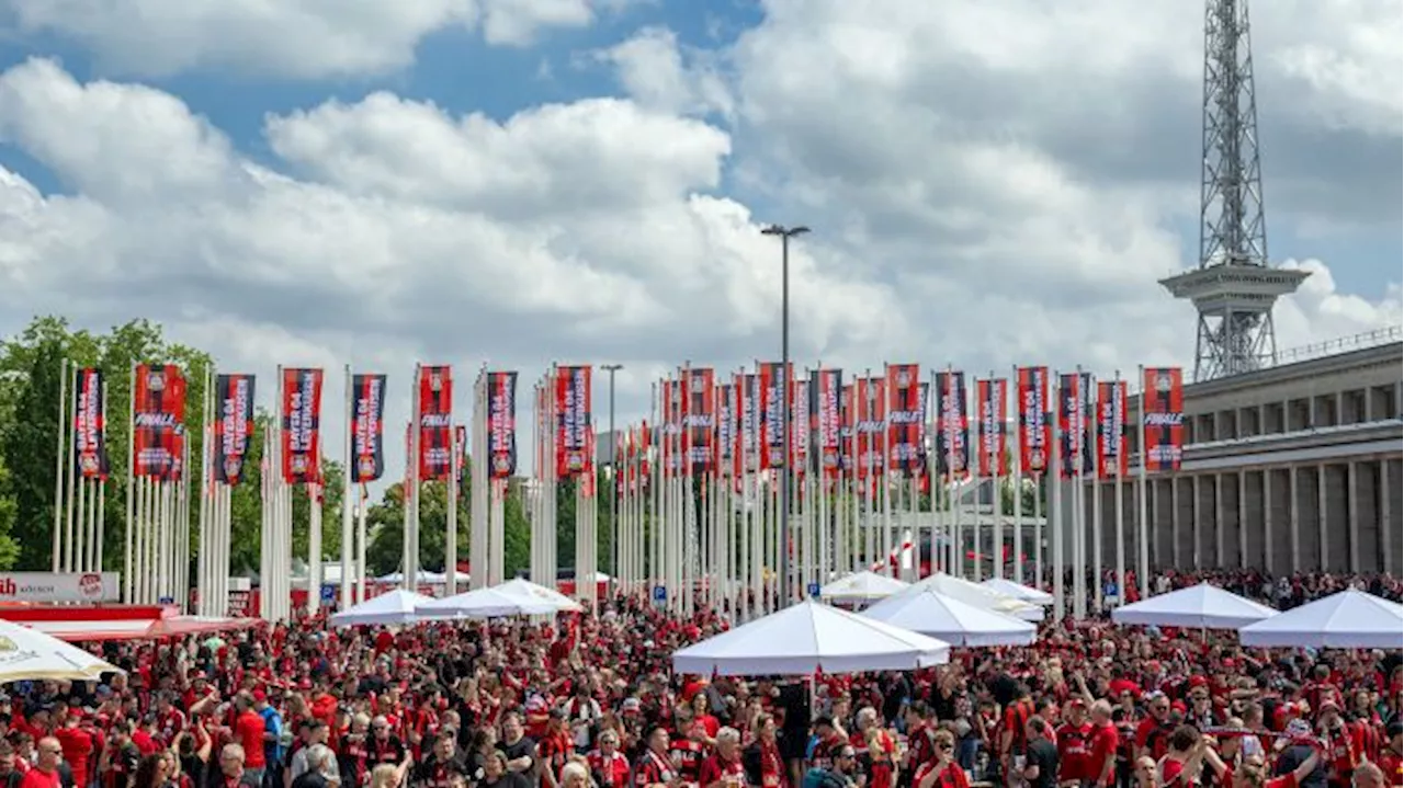 Tausende Fußball-Fans feiern in Berlin