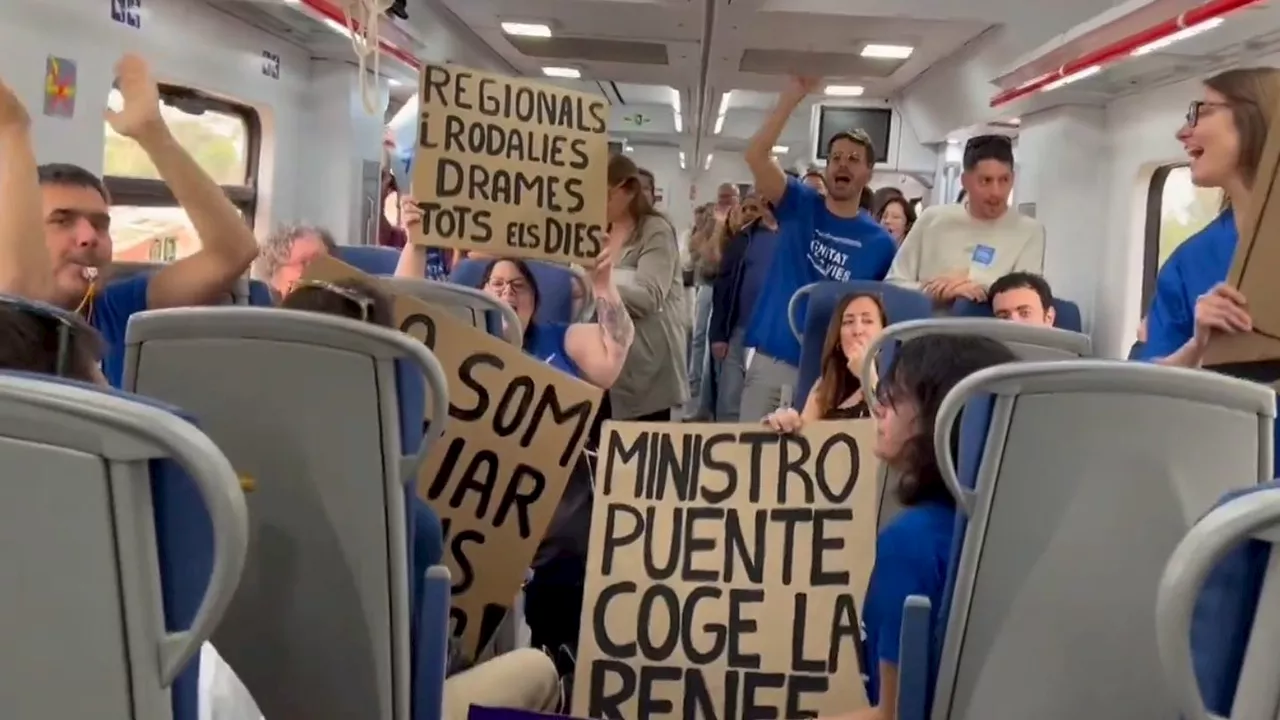 Decenas de usuarios de Rodalies protestan por la mala infraestructura y exigen mejoras en Barcelona