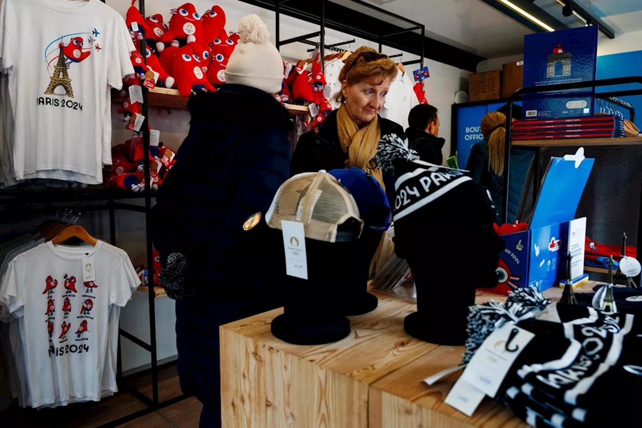 Jeux olympiques de Paris 2024 : casquettes, peluches et stylos… la manne des produits dérivés