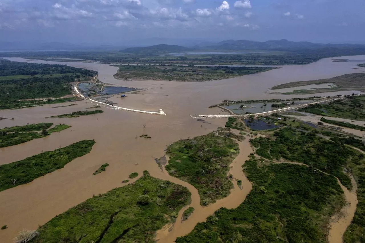 Life in water and mud: Colombians fed up with constant flooding