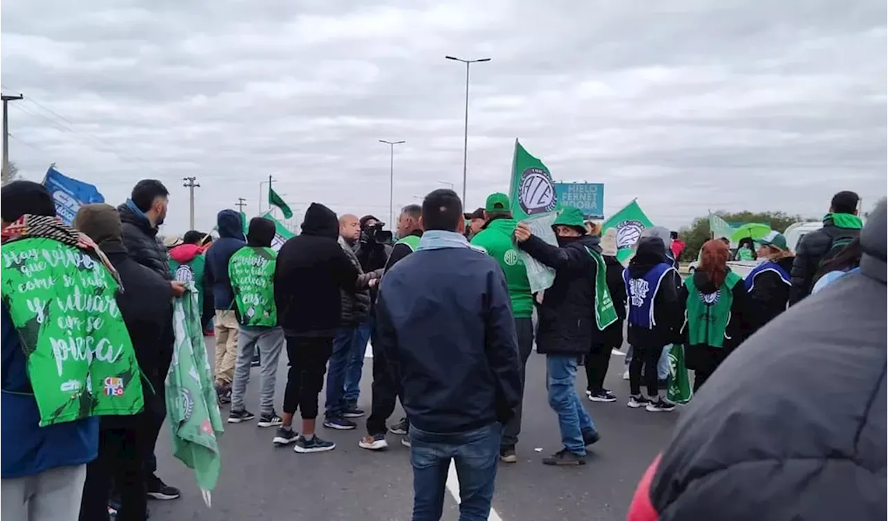 Córdoba: antes de la llegada de Javier Milei, el gremio ATE bloquea los accesos al aeropuerto