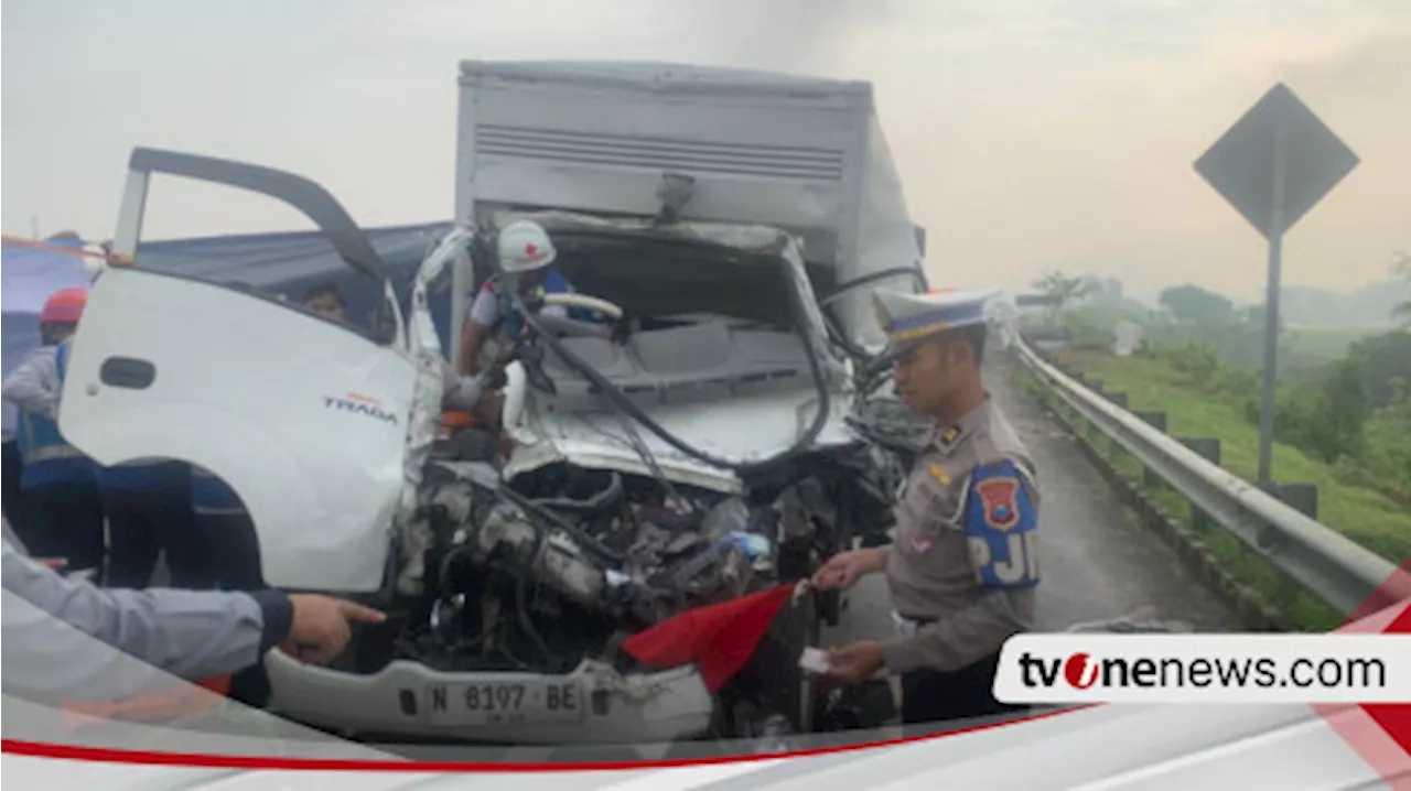 Mobil Box Tabrak Truk Tronton Hingga Satu Kritis Dan Satu Orang Tewas Di Tol Lawang-Malang