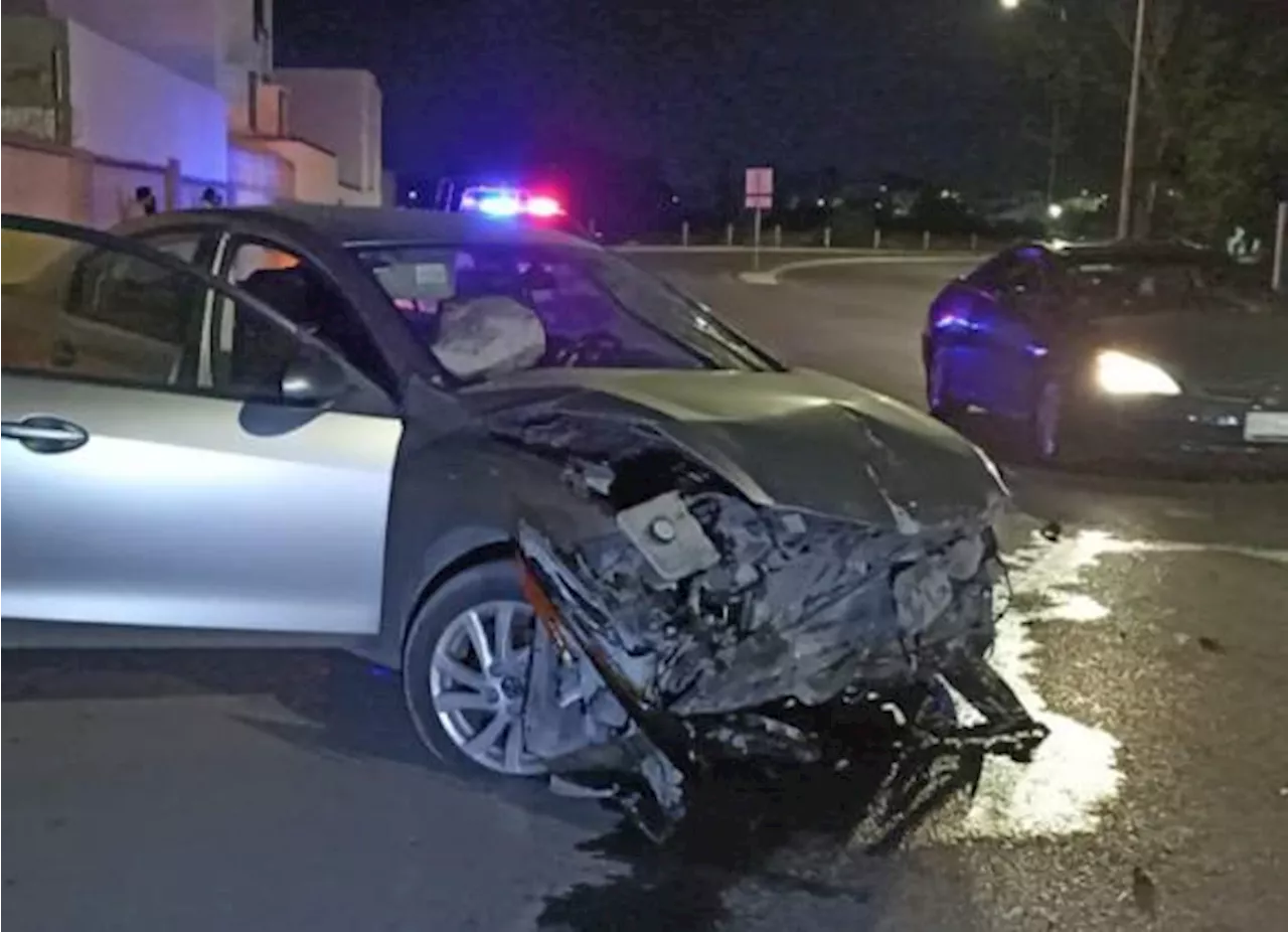 Ebrio conductor termina con su auto destrozado tras colisionar contra barda, al norte de Saltillo