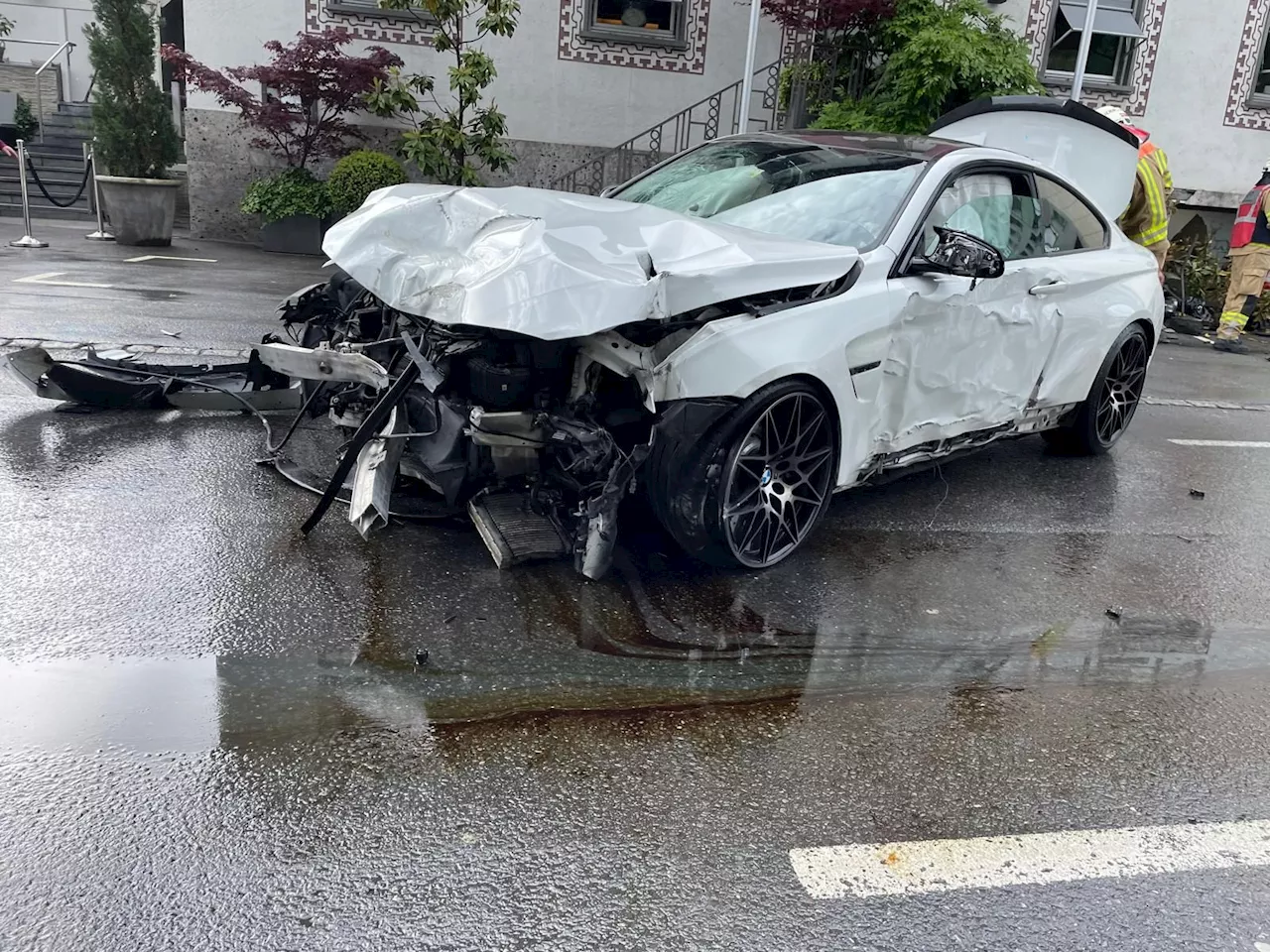 Drei Personen bei Unfall auf Haselstauderstraße verletzt: 'Hörten einen lauten Knall'