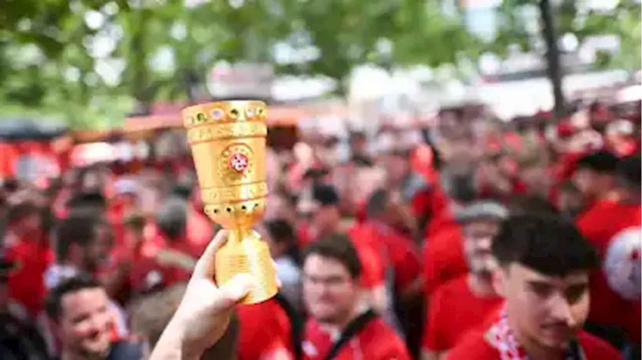 Tausende Lautern-Fans feiern auf Berliner Breitscheidplatz