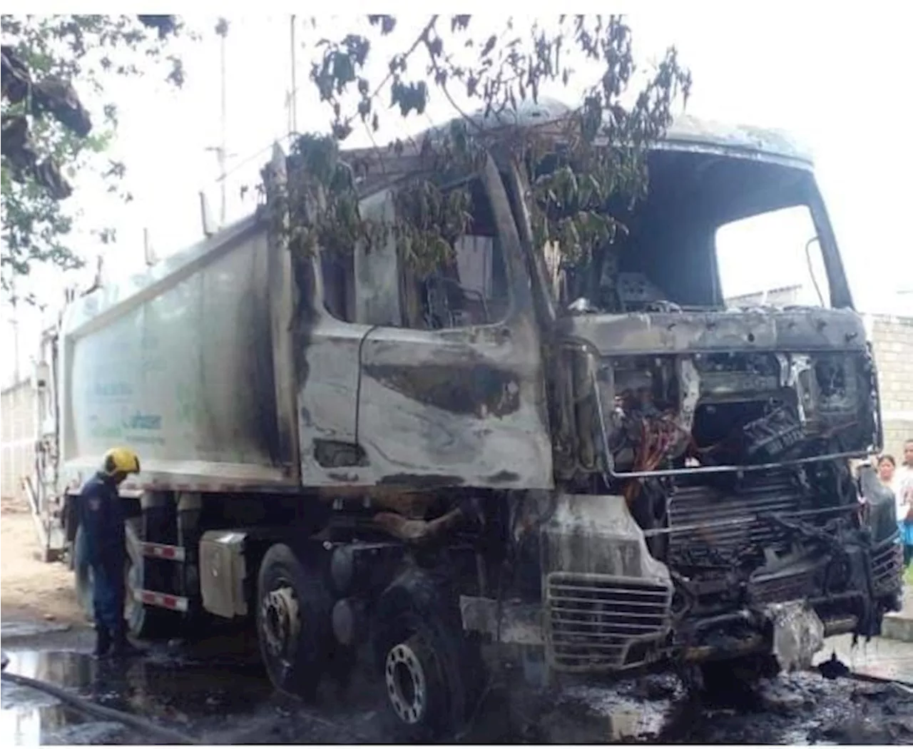 Cuatro hombres armados incineran vehículo de empresa de servicio público en Montería