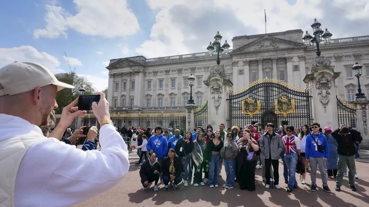 Los turistas tachan de 'sobrevalorado' al Palacio de Buckingham: 'Me quejaré ante el rey Carlos'