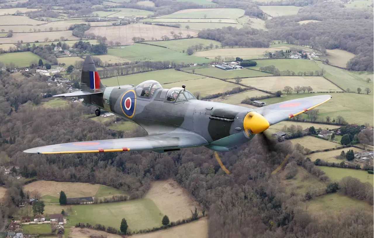 Angleterre Un Pilote De La Royal Air Force Meurt Dans Le Crash De Son Spitfire Un Avion De La 0237