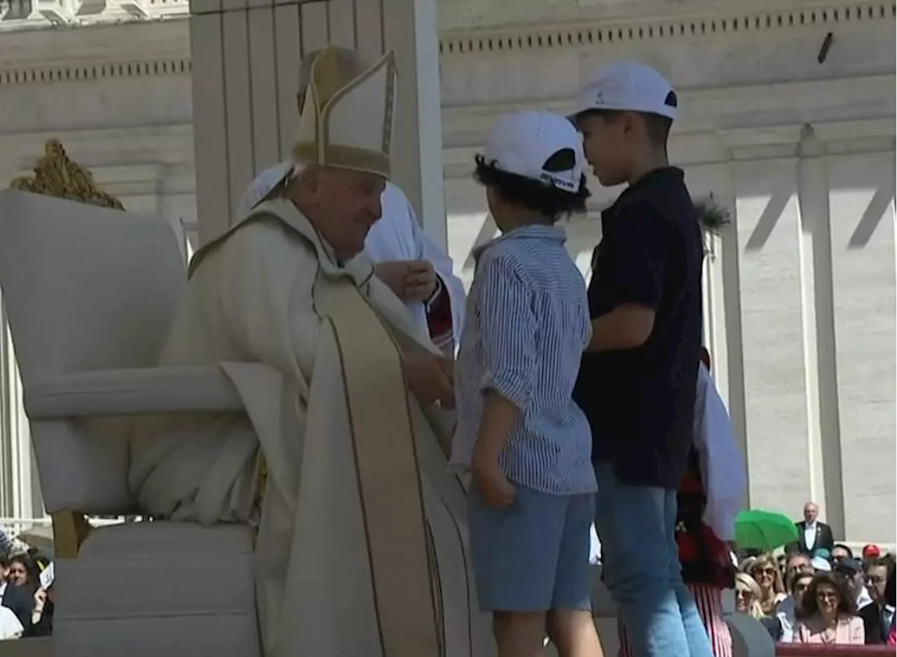 Papa Francesco e il messaggio ai bambini di tutto il mondo: 'Pregate per la pace'