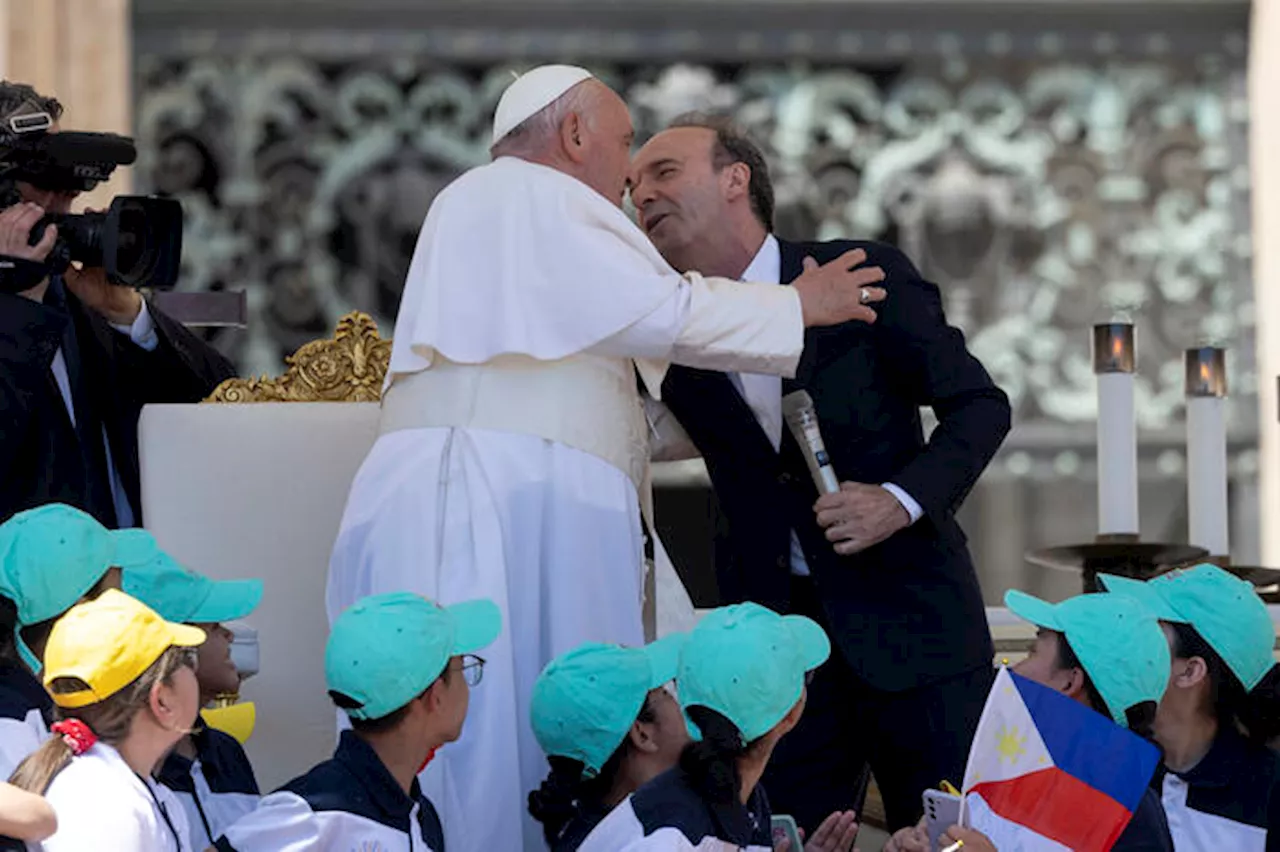 Show di Benigni, dal bacio a Papa Francesco al campo largo