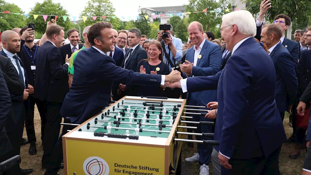 Frankreich-Präsident in Berlin: Macron liefert sich Kicker-Duell mit Steinmeier