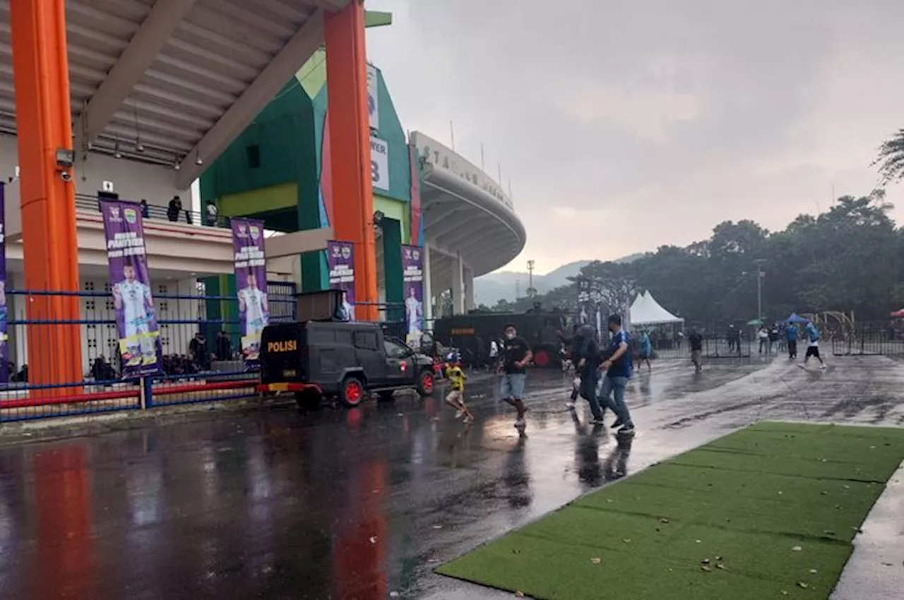 Diguyur Hujan, Suporter Mulai Padati Stadion Si Jalak Harupat hingga Ada yang Asik Makan Bakso Jelang Laga Persib Vs Madura United