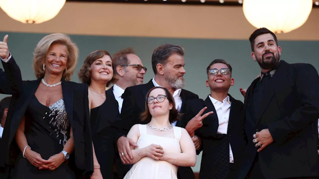 Festival de Cannes 2024 : selfies d’Omar Sy, flamme olympique, colère de Kelly Rowland... Revivez les moments forts du tapis rouge