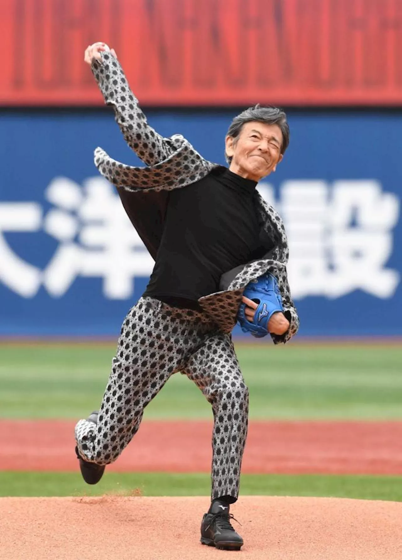 【野球】柴田恭兵７２歳 美フォームからのストライク投球にファン騒然 草野球は「多いときに８チーム」専門家は「アスリートの筋肉」