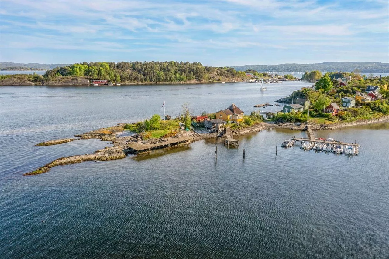 Oslofjord-hytte med utedo lagt ut for 12 millioner